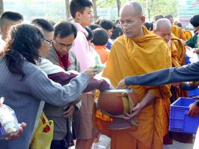 ��١������